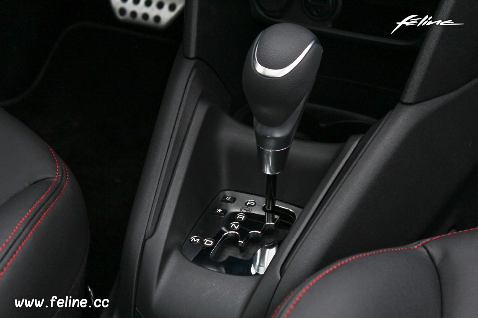 Photo boîte automatique EAT6 Peugeot 208 GT Line 1.2 PureTech 1