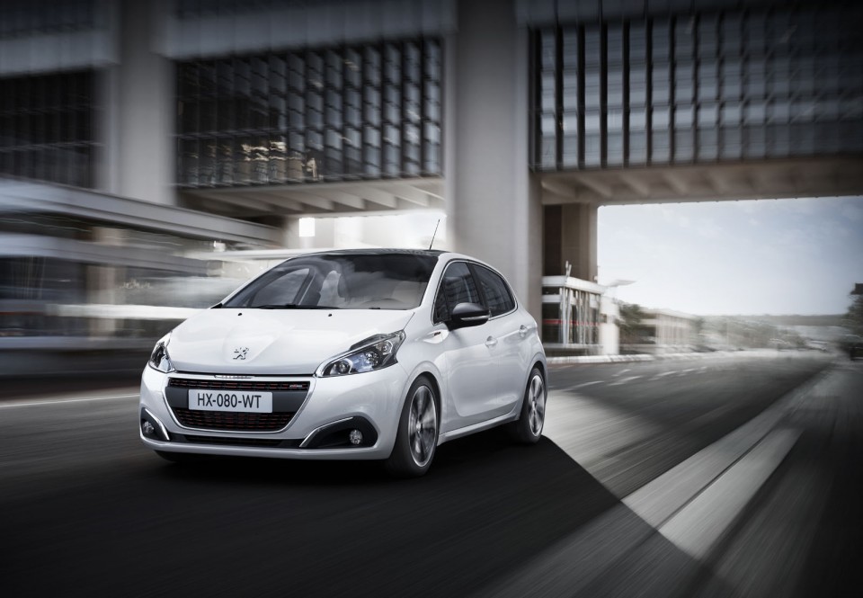 Photo Peugeot 208 GT Line restylée (2015) Blanc Perle Nacré