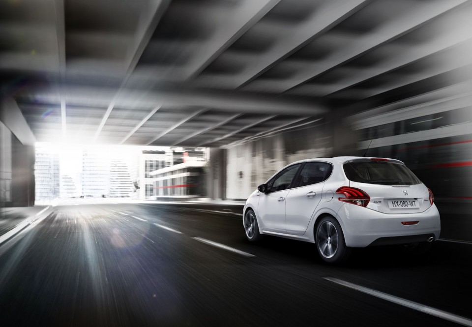 Photo Peugeot 208 GT Line restylée (2015) Blanc Perle Nacré