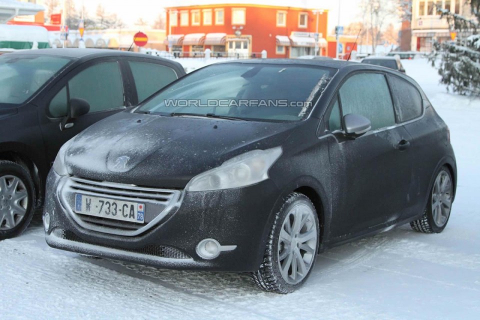 Peugeot 208 GT Spyshot Mulet 002