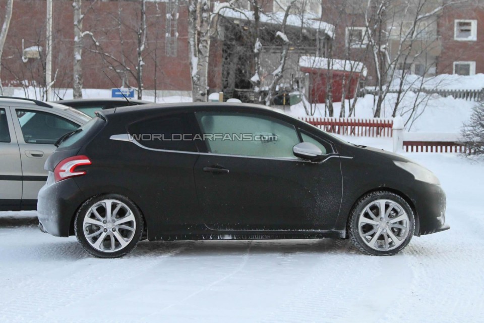 Peugeot 208 GT Spyshot Mulet 005