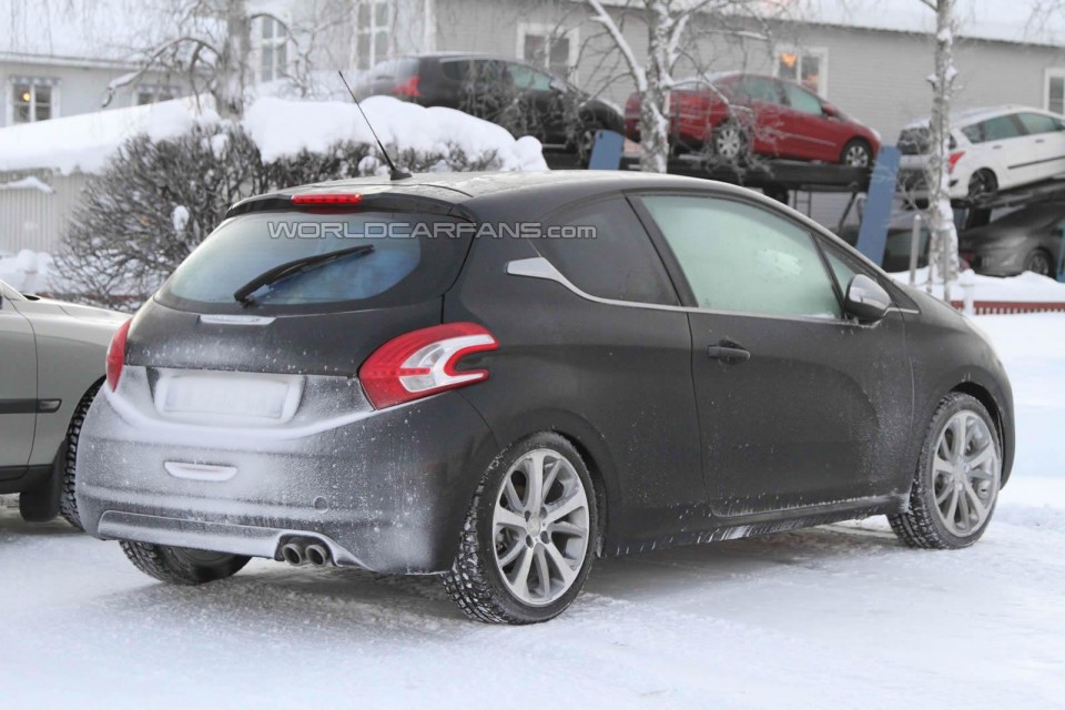 Peugeot 208 GT Spyshot Mulet 006