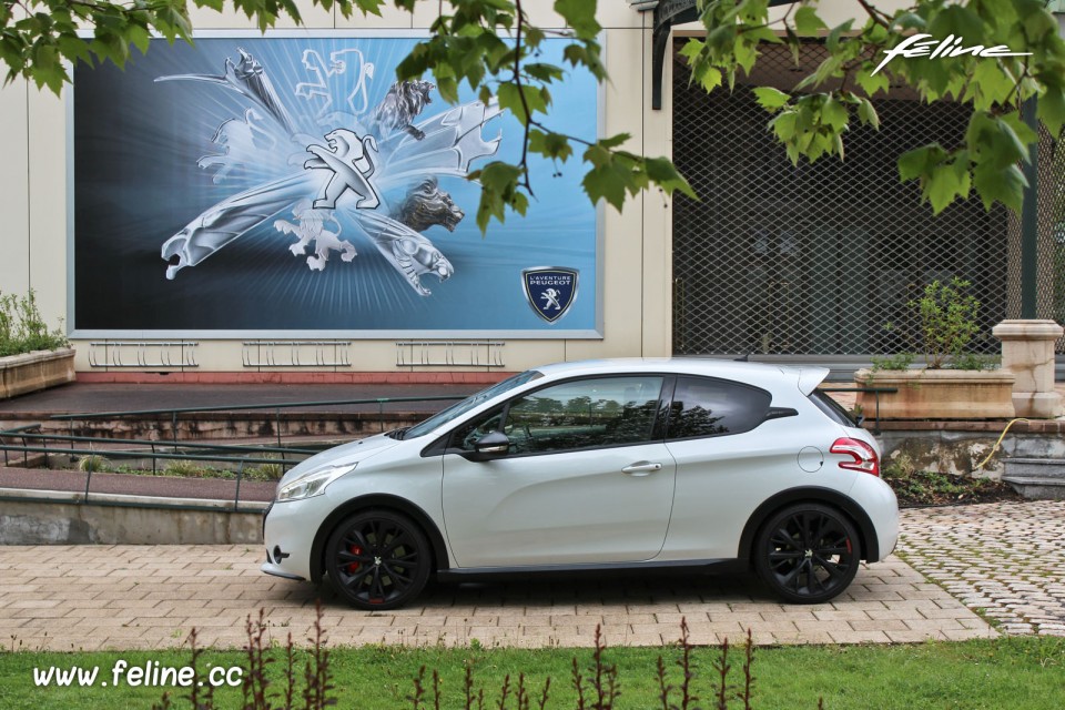 Photo essai Peugeot 208 GTi 30th Blanc Perle Nacré 1.6 THP 208