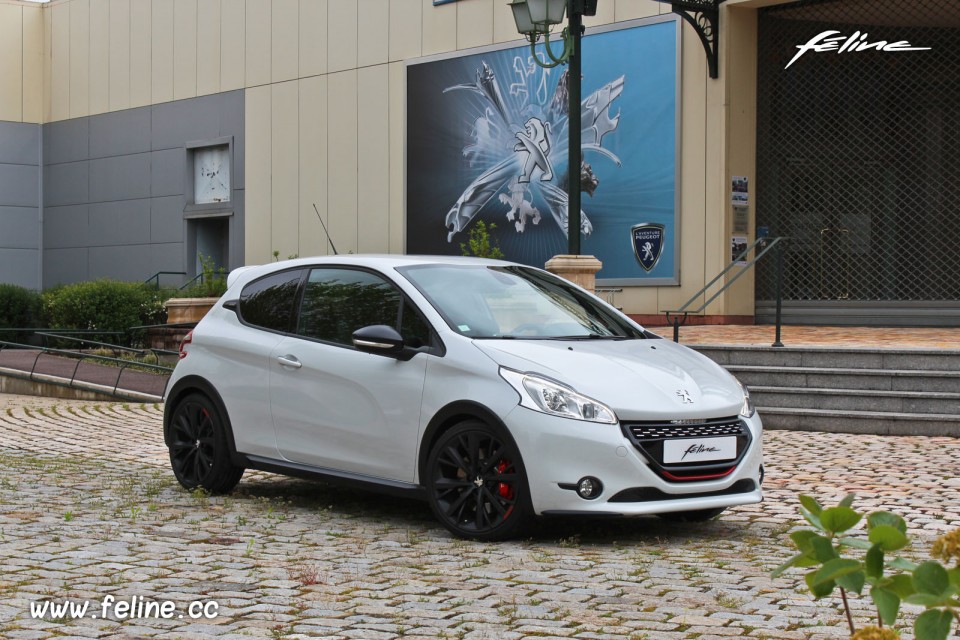 Photo essai Peugeot 208 GTi 30th Blanc Perle Nacré 1.6 THP 208