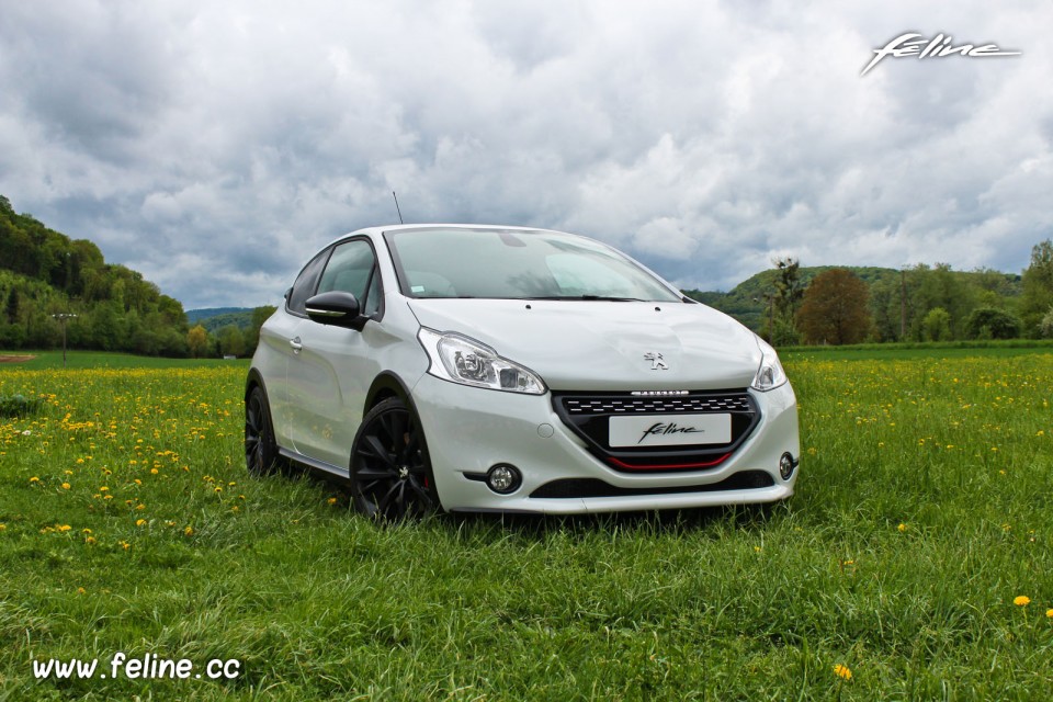 Photo essai Peugeot 208 GTi 30th Blanc Perle Nacré 1.6 THP 208