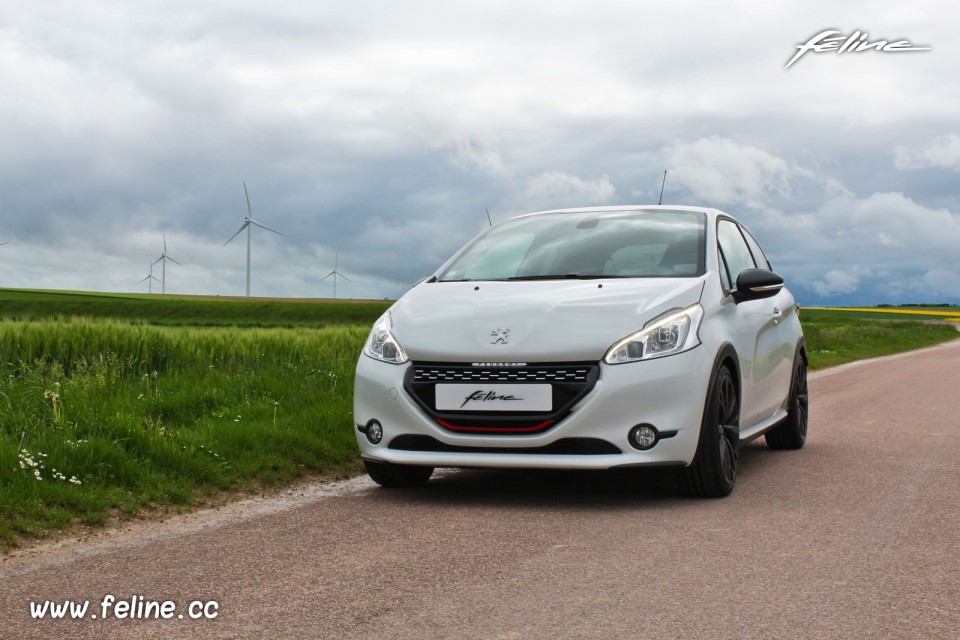 Photo essai Peugeot 208 GTi 30th Blanc Perle Nacré 1.6 THP 208