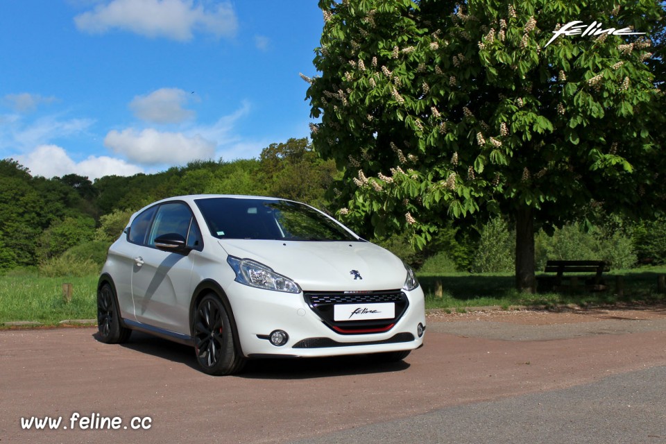 Photo essai Peugeot 208 GTi 30th Blanc Perle Nacré 1.6 THP 208