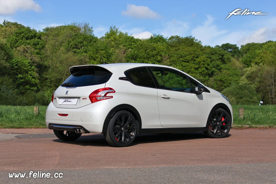 Photo 3/4 arrière Peugeot 208 GTi 30th Blanc Perle Nacré 1.6 T