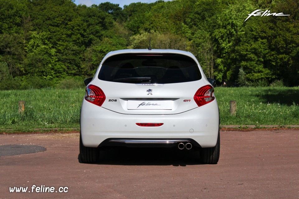 Photo face arrière Peugeot 208 GTi 30th Blanc Perle Nacré 1.6