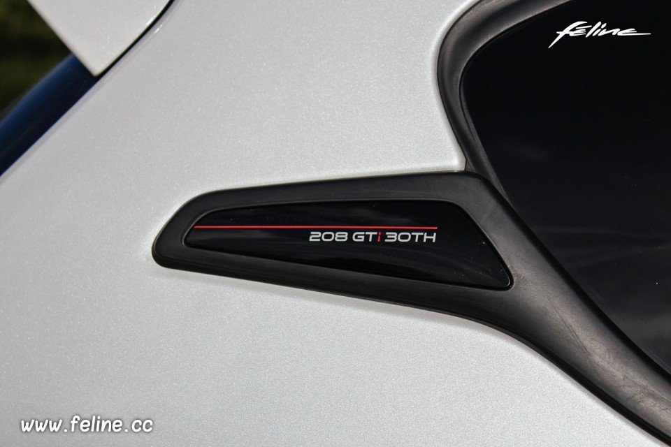 Photo enjoliveur de custode Peugeot 208 GTi 30th Blanc Perle Nac