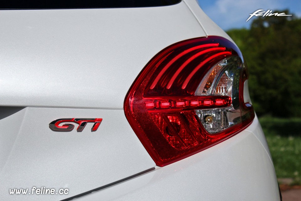 Photo feu arrière LED Peugeot 208 GTi 30th Blanc Perle Nacré 1