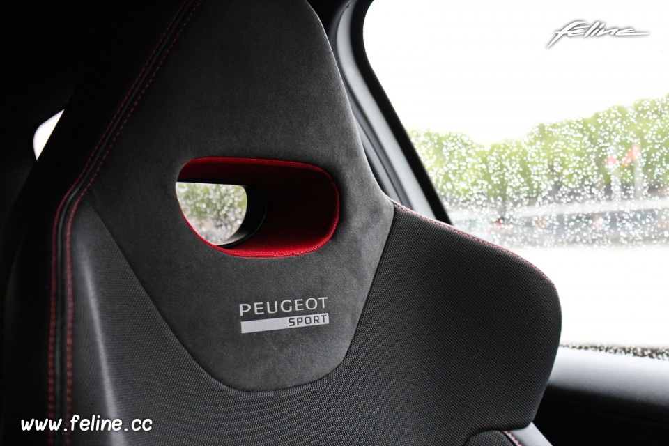 Photo sigle Peugeot Sport siège baquet Peugeot 208 GTi 30th Bla