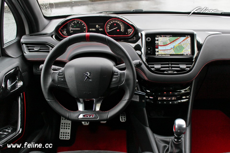 Photo poste de conduite i-Cockpit Peugeot 208 GTi 30th Blanc Per