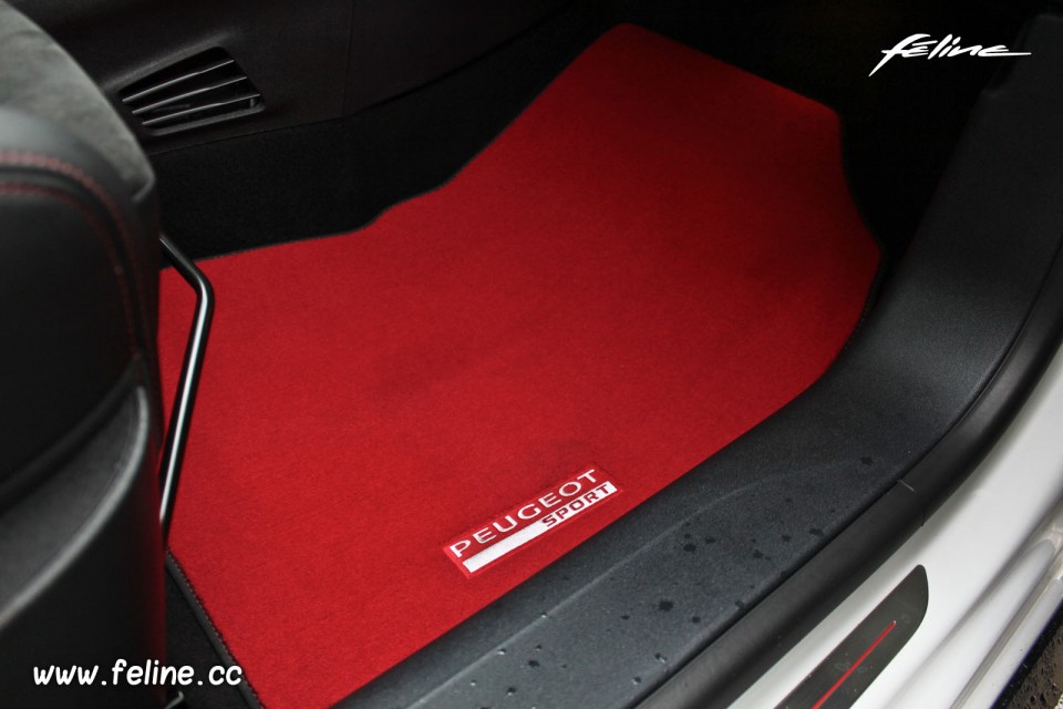 Photo tapis de sol Peugeot Sport rouge Peugeot 208 GTi 30th Blan - Photos Peugeot  208 / 2008 - Féline