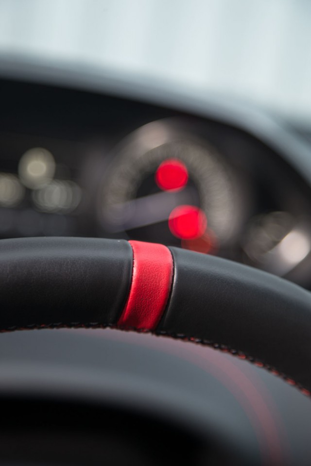 Photo officielle détail volant Peugeot 208 GTi 30th