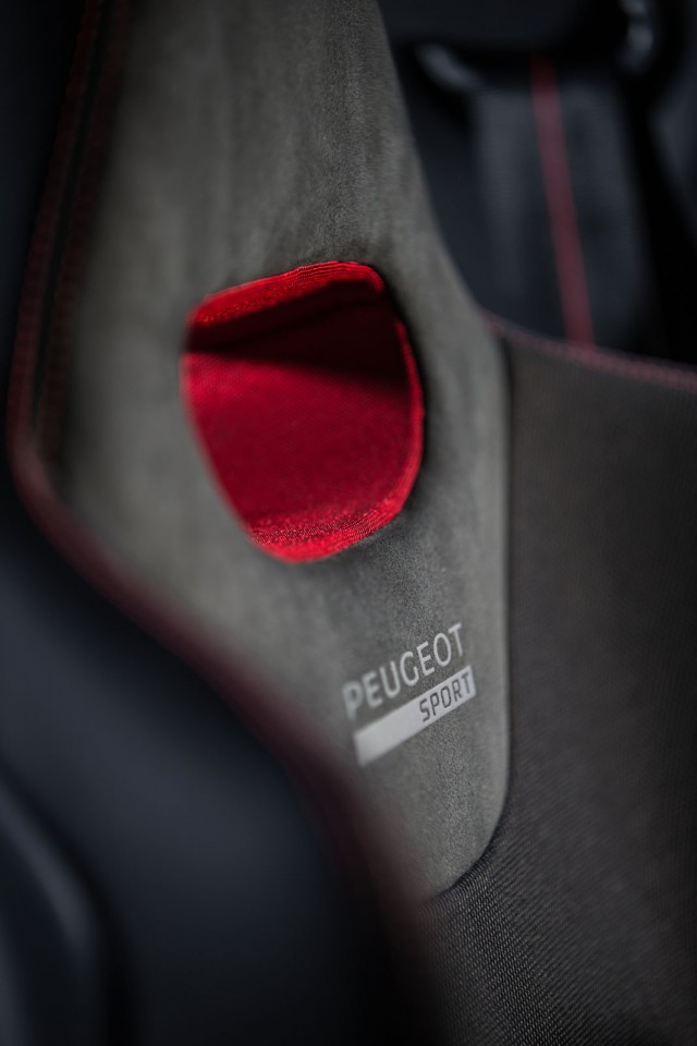 Photo détail siège baquet Peugeot 208 GTi 30th