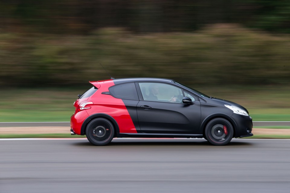 Photo officielle Peugeot 208 GTi 30th bi-ton coupe franche