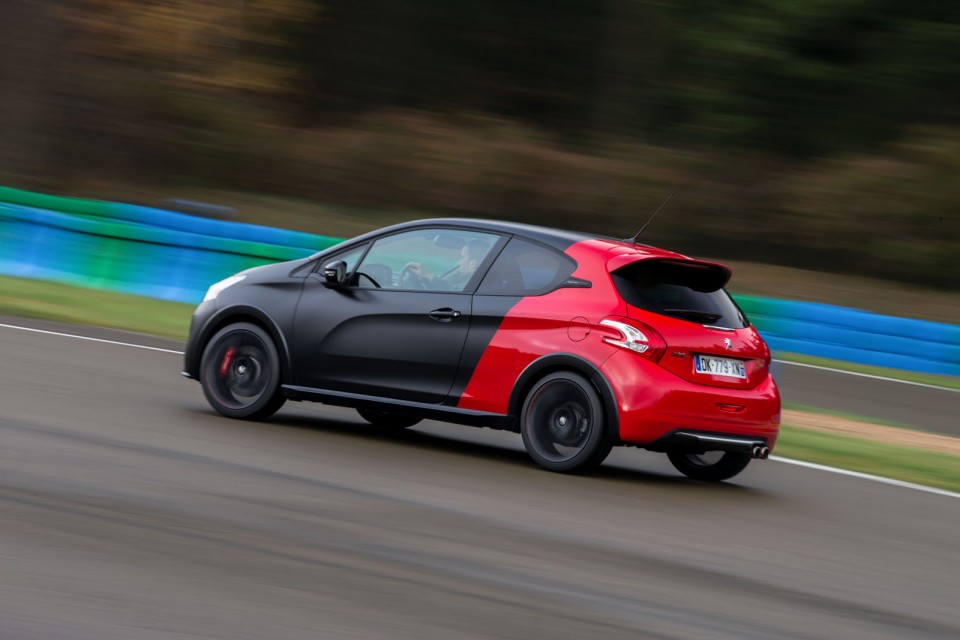 Photo officielle Peugeot 208 GTi 30th bi-ton coupe franche