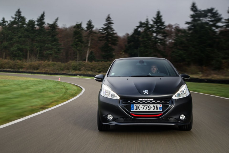 Photo officielle Peugeot 208 GTi 30th bi-ton coupe franche