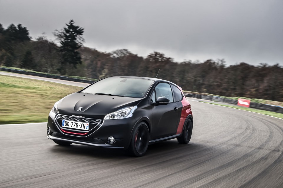 Photo officielle Peugeot 208 GTi 30th bi-ton coupe franche