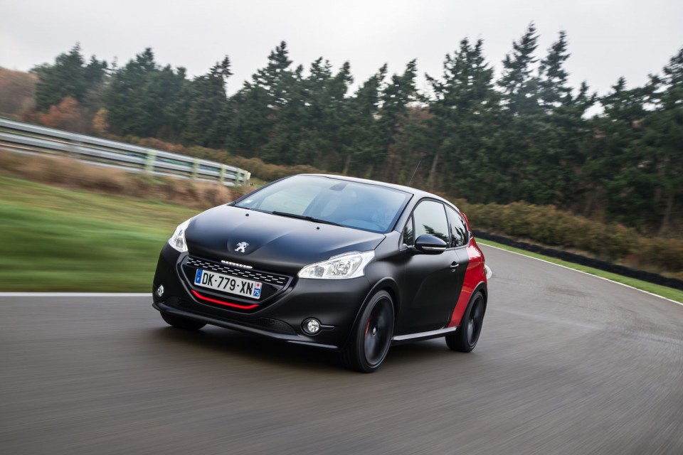 Photo officielle Peugeot 208 GTi 30th bi-ton coupe franche