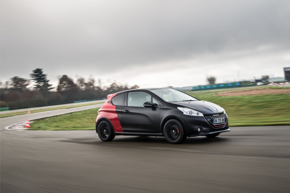 Photo officielle Peugeot 208 GTi 30th bi-ton coupe franche