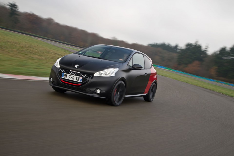 Photo officielle Peugeot 208 GTi 30th bi-ton coupe franche