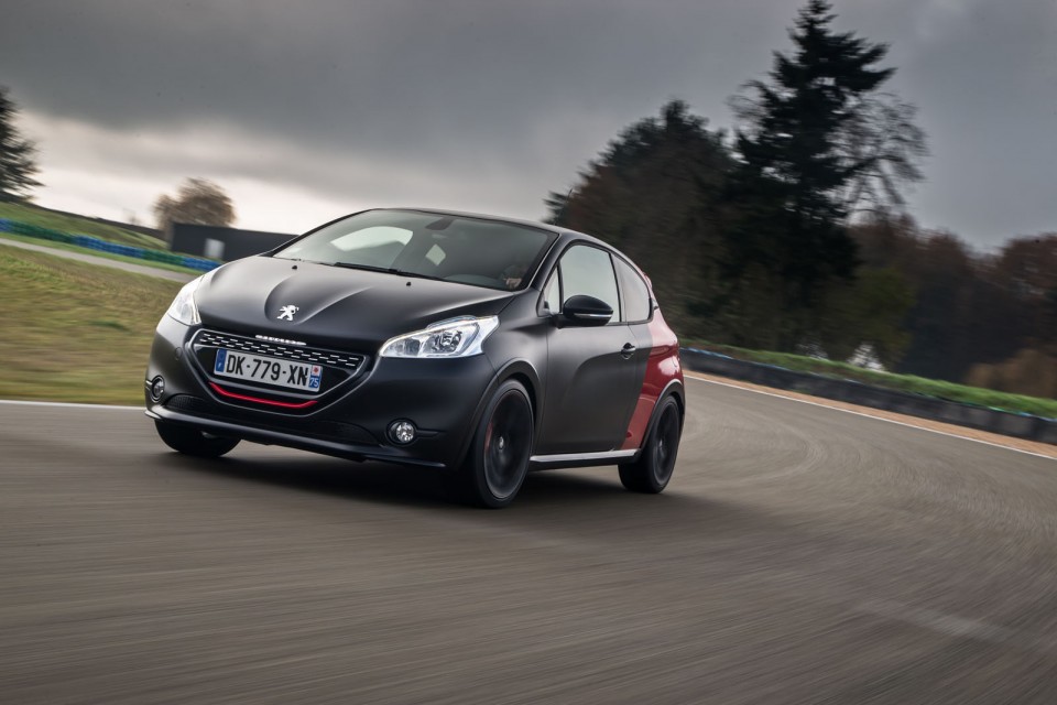 Photo officielle Peugeot 208 GTi 30th bi-ton coupe franche