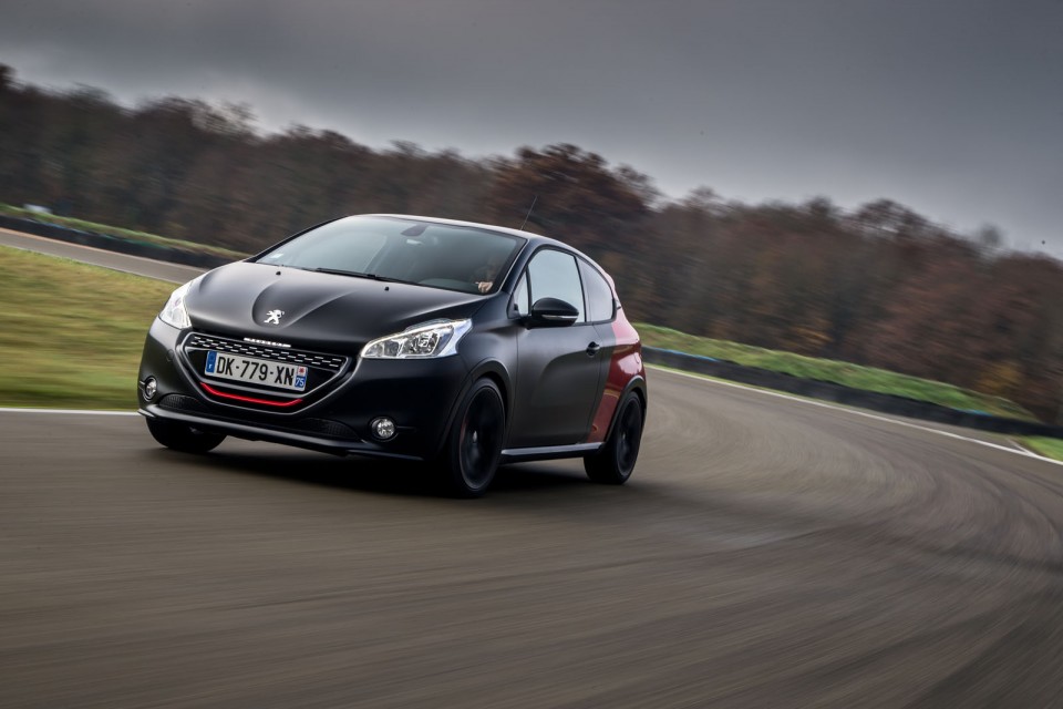 Photo officielle Peugeot 208 GTi 30th bi-ton coupe franche