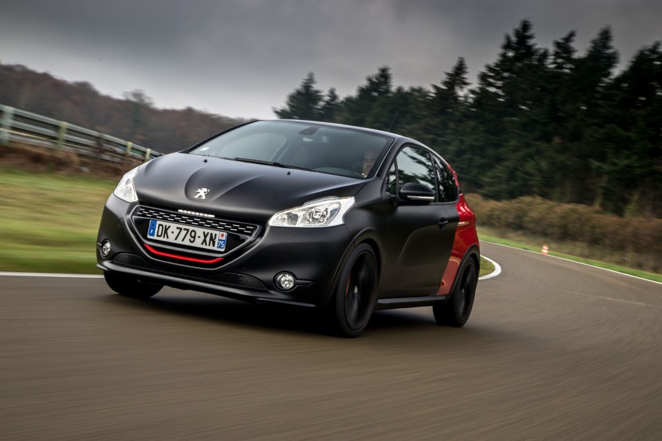 Photo officielle Peugeot 208 GTi 30th bi-ton coupe franche