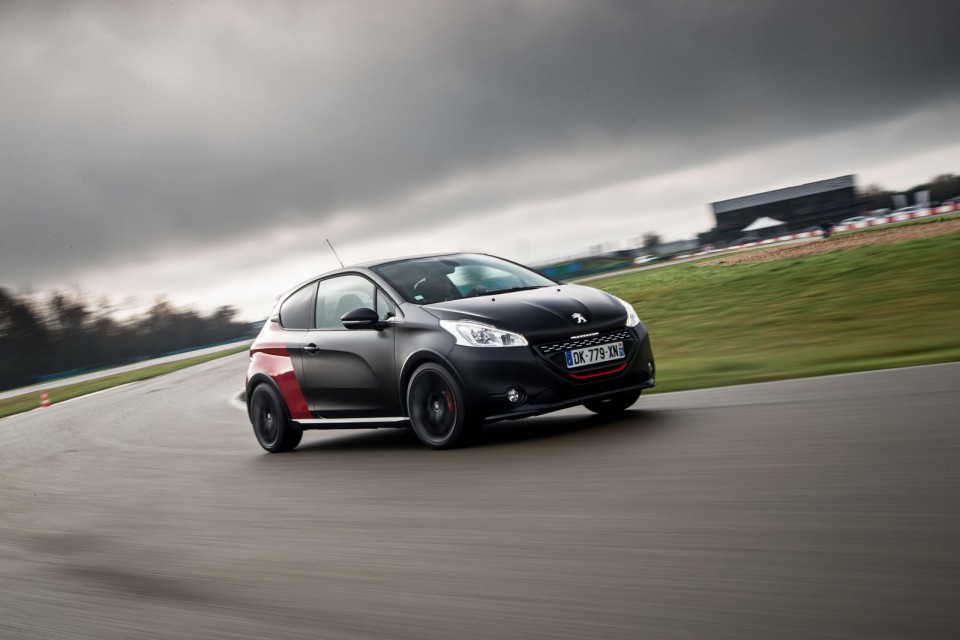 Photo officielle Peugeot 208 GTi 30th bi-ton coupe franche