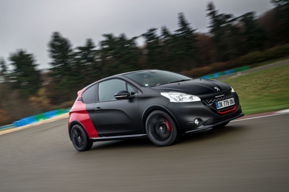 Photo officielle Peugeot 208 GTi 30th bi-ton coupe franche