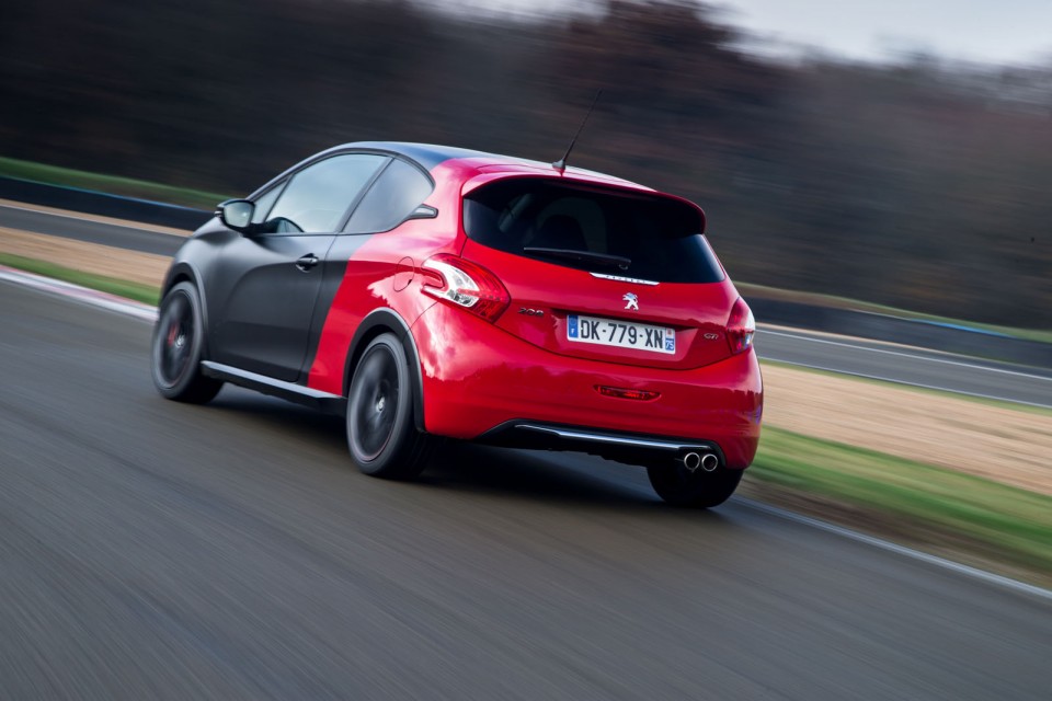 Photo officielle Peugeot 208 GTi 30th bi-ton coupe franche