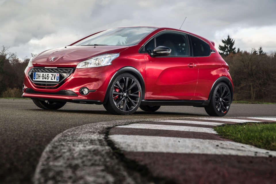 Photo officielle Peugeot 208 GTi 30th Rouge Rubi