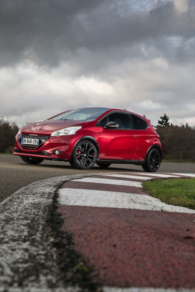 Photo officielle Peugeot 208 GTi 30th Rouge Rubi