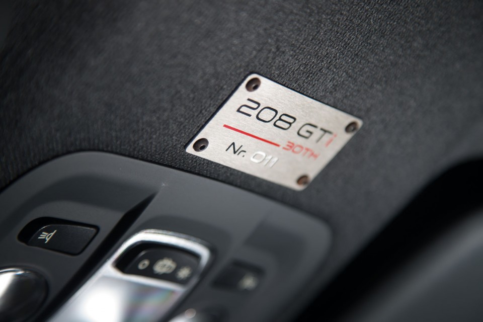 Photo badge numéroté Peugeot 208 GTi 30th