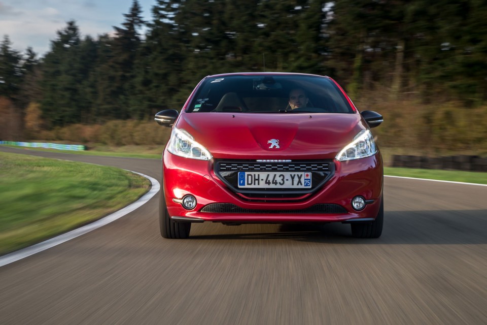 Photo officielle Peugeot 208 GTi 30th Rouge Rubi