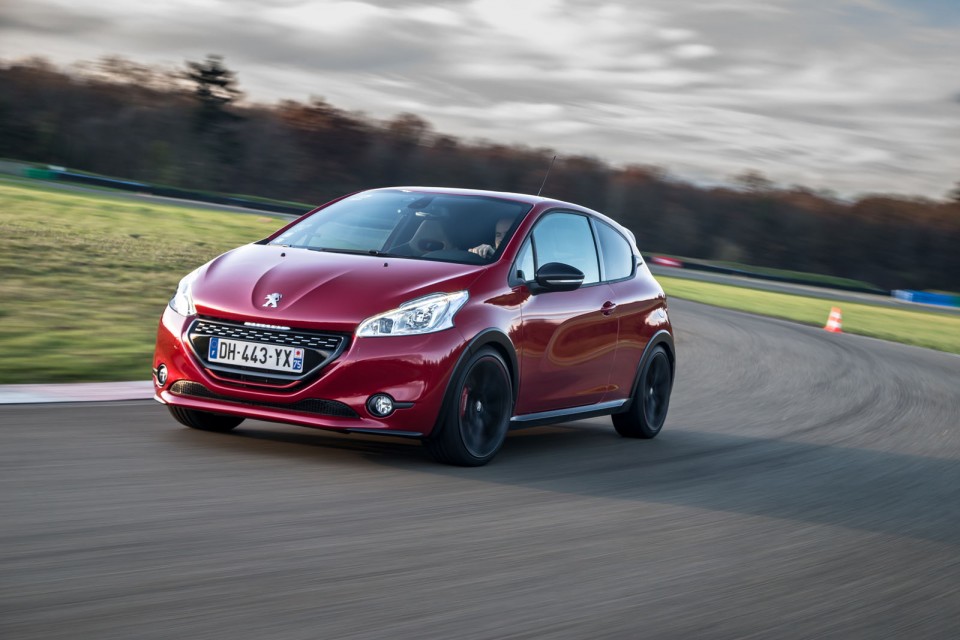 Photo officielle Peugeot 208 GTi 30th Rouge Rubi