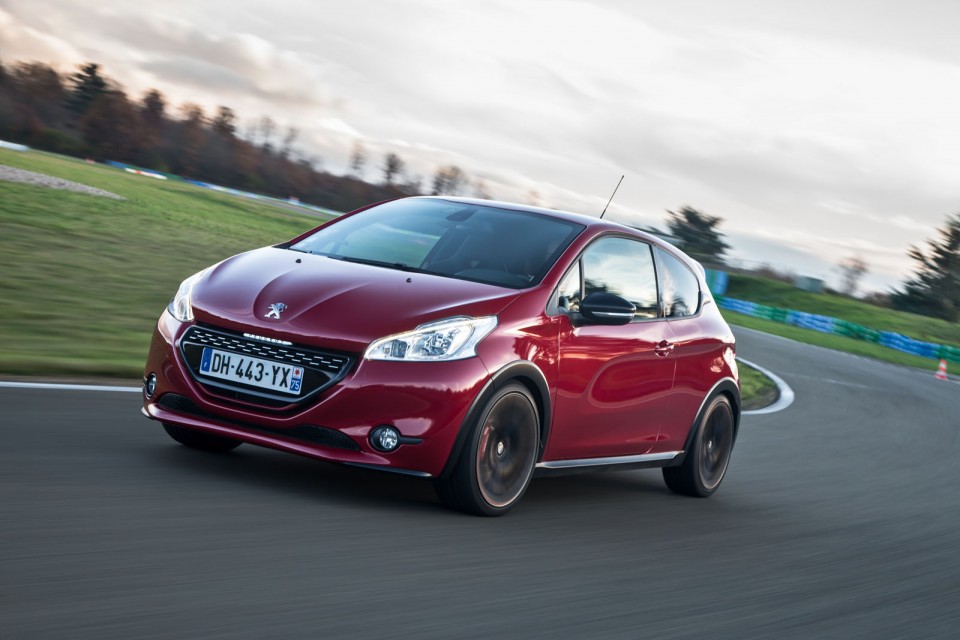 Photo officielle Peugeot 208 GTi 30th Rouge Rubi