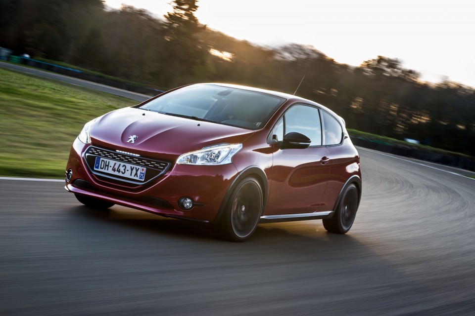 Photo officielle Peugeot 208 GTi 30th Rouge Rubi