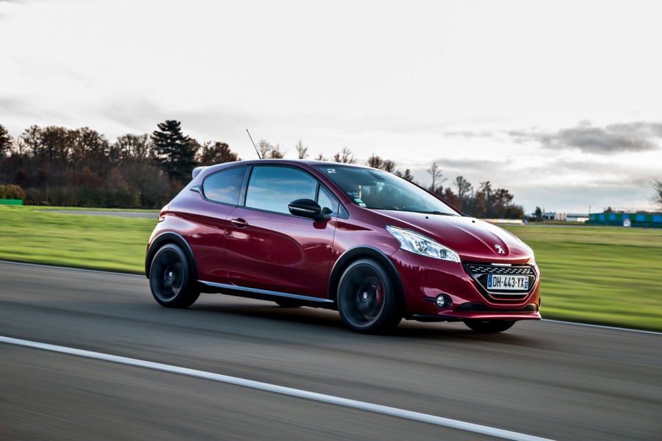 Photo officielle Peugeot 208 GTi 30th Rouge Rubi