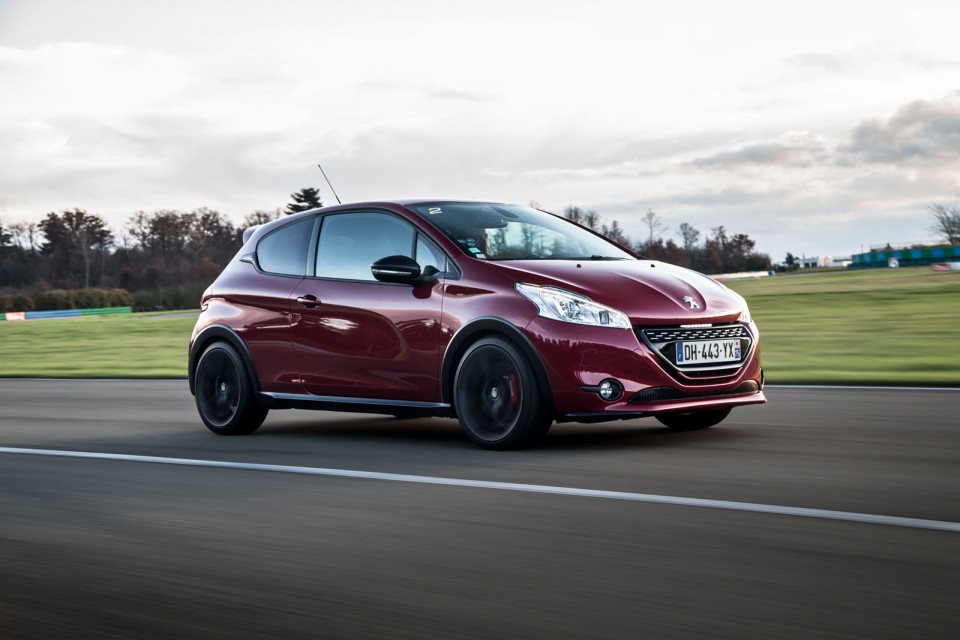 Photo officielle Peugeot 208 GTi 30th Rouge Rubi