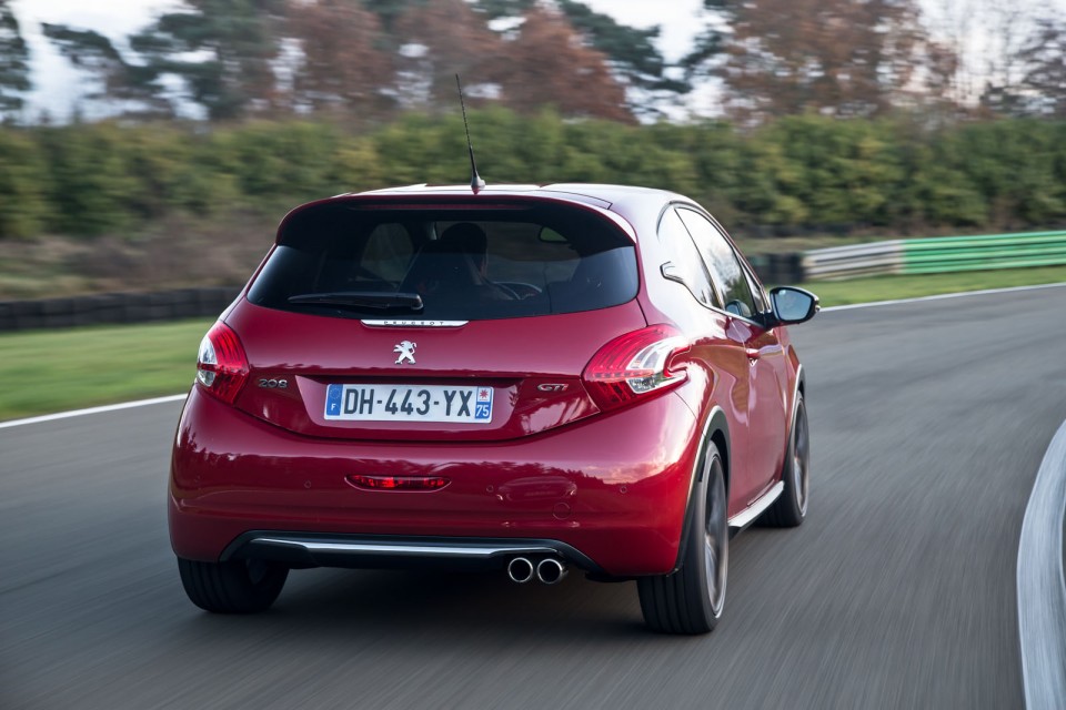 Photo officielle Peugeot 208 GTi 30th Rouge Rubi