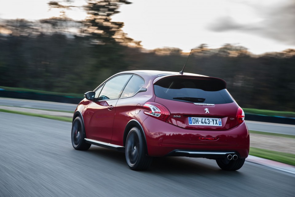 Photo officielle Peugeot 208 GTi 30th Rouge Rubi