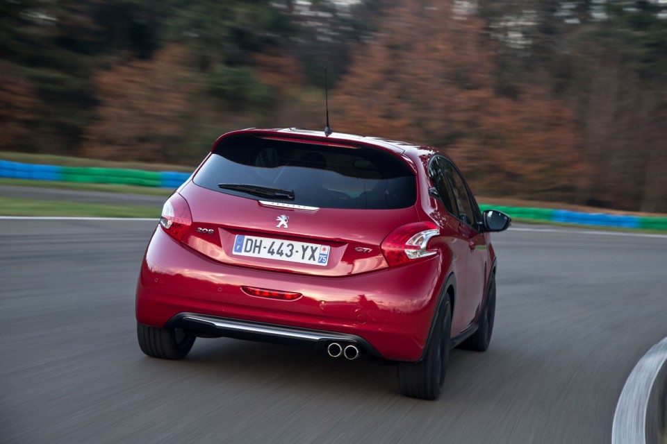 Photo officielle Peugeot 208 GTi 30th Rouge Rubi