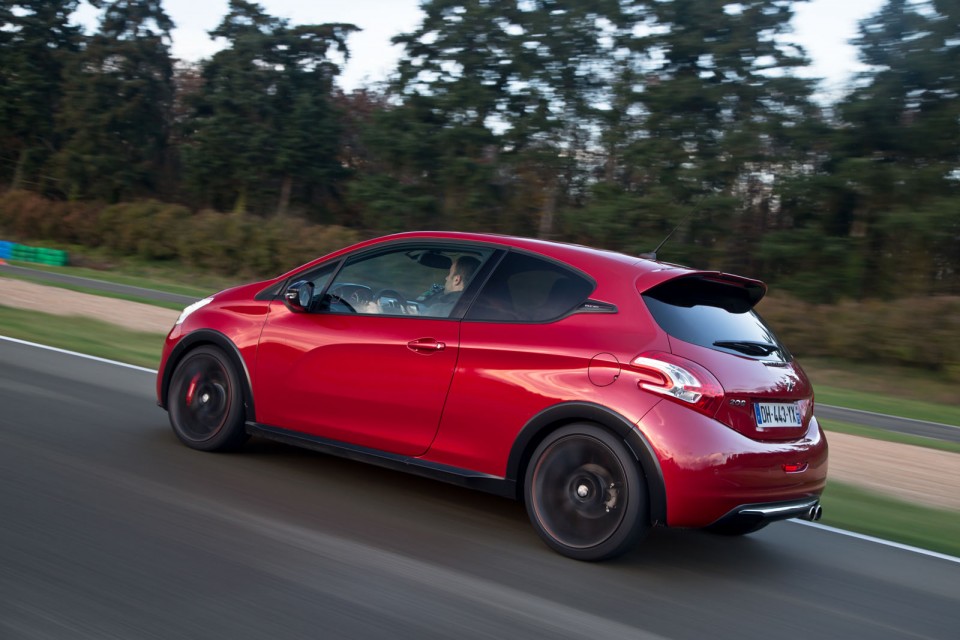 Photo officielle Peugeot 208 GTi 30th Rouge Rubi
