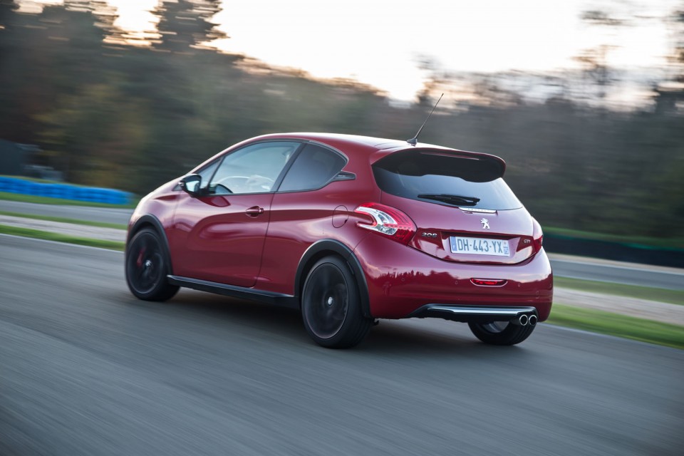 Photo officielle Peugeot 208 GTi 30th Rouge Rubi