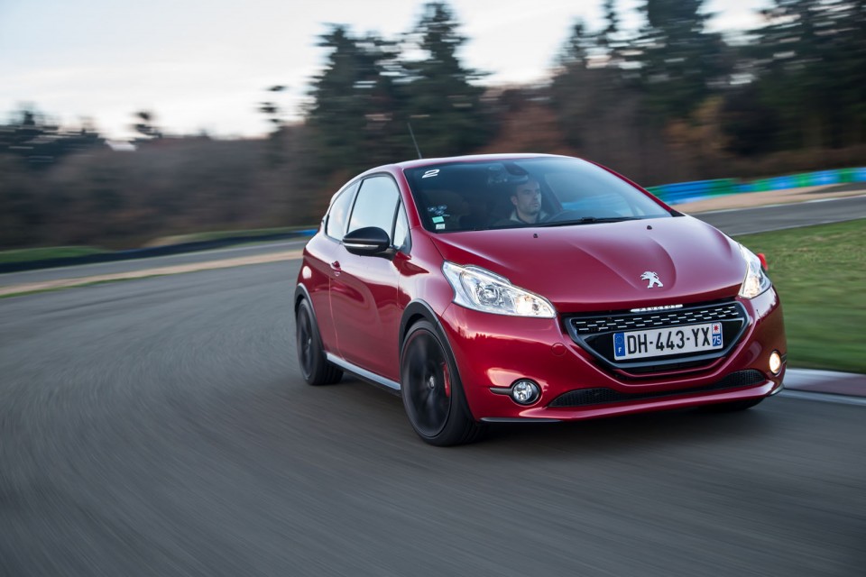 Photo officielle Peugeot 208 GTi 30th Rouge Rubi