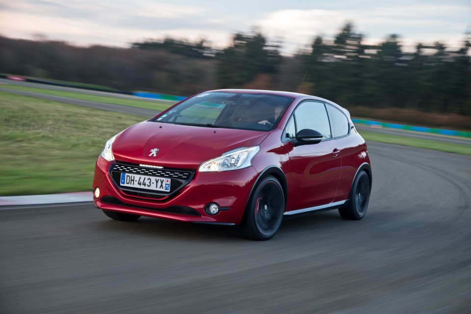 Photo officielle Peugeot 208 GTi 30th Rouge Rubi