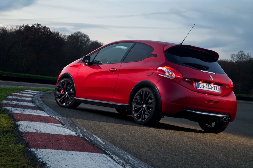 Photo officielle Peugeot 208 GTi 30th Rouge Rubi